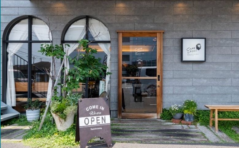 cafe LEON（姫原）の外観