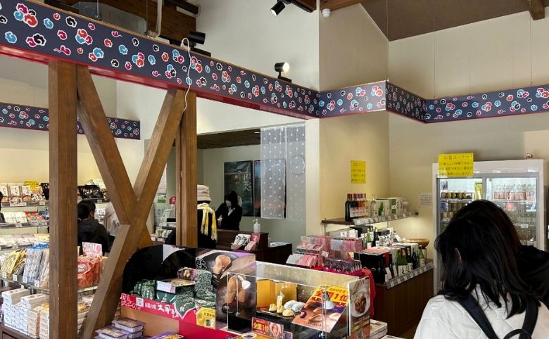 お土産や店内