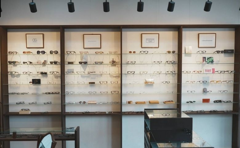 メガネ店内