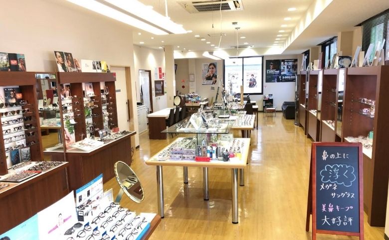 メガネ店内