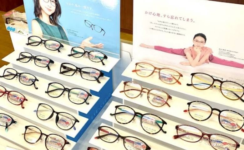 メガネ店内