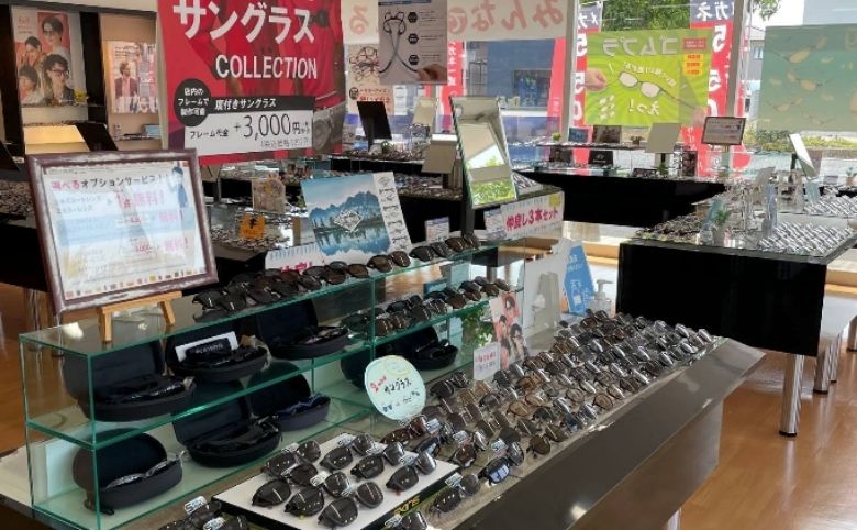 メガネ店内