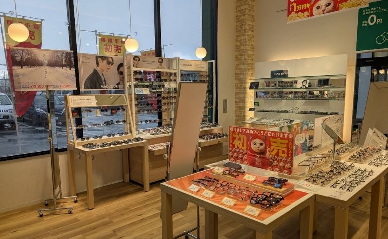 メガネ店内