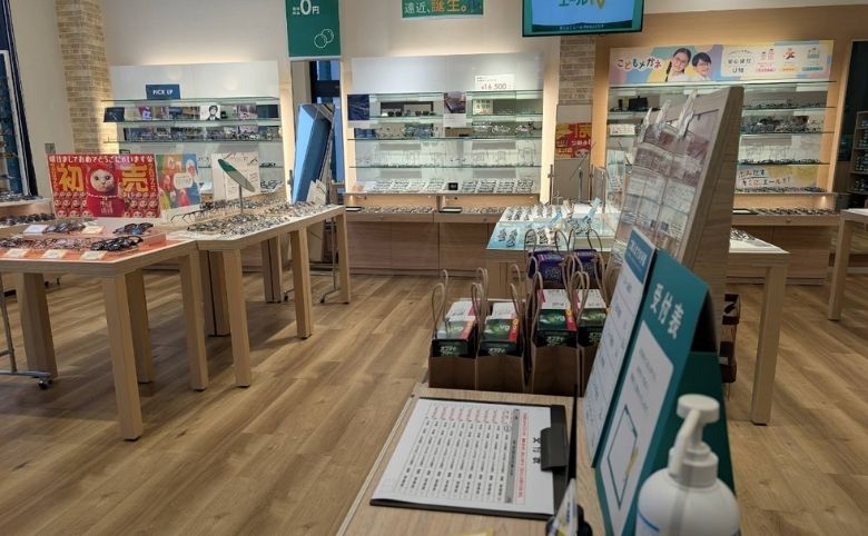 メガネ店内
