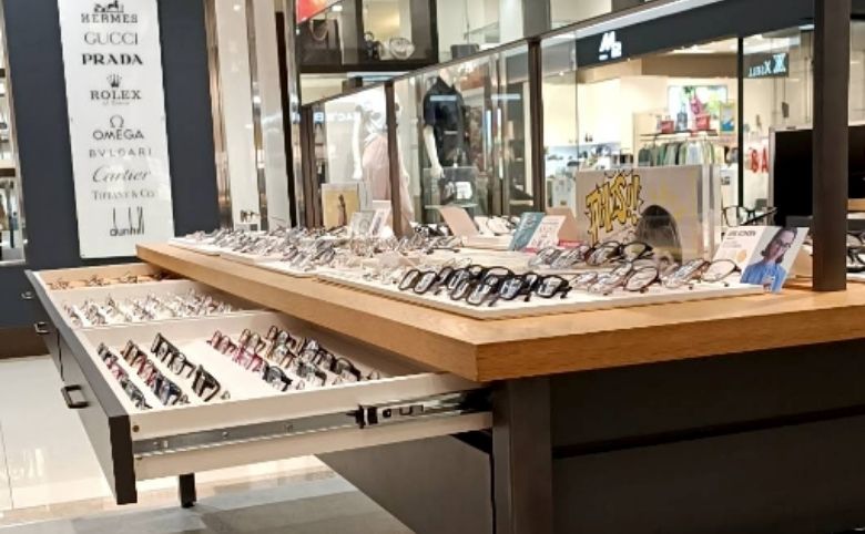 メガネ店内