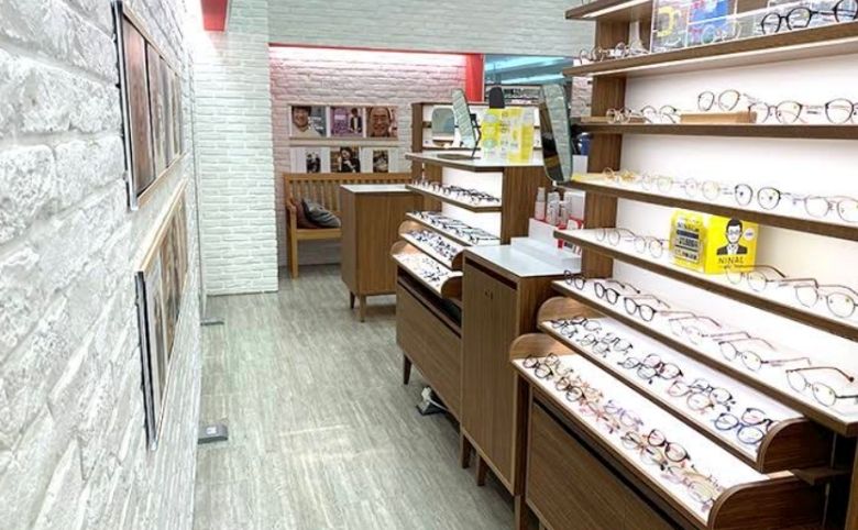 メガネ店内