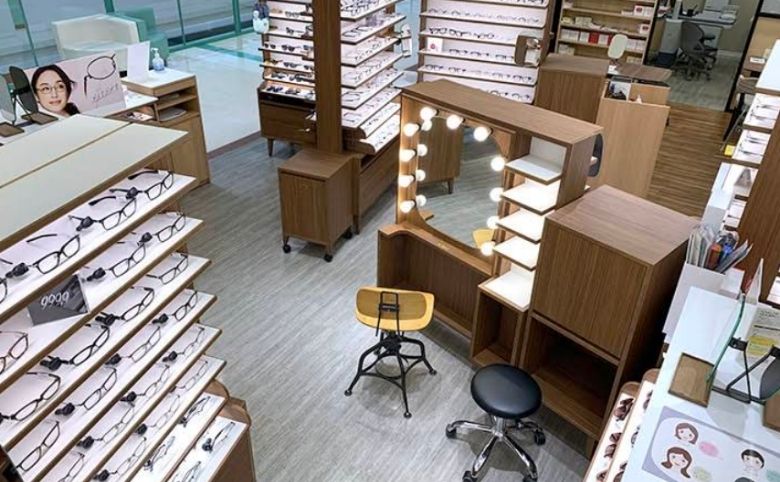 メガネ店内