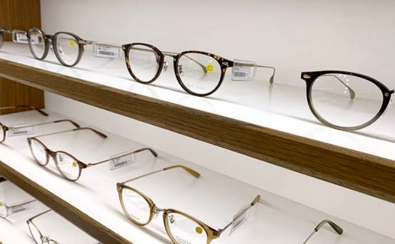 メガネ店内