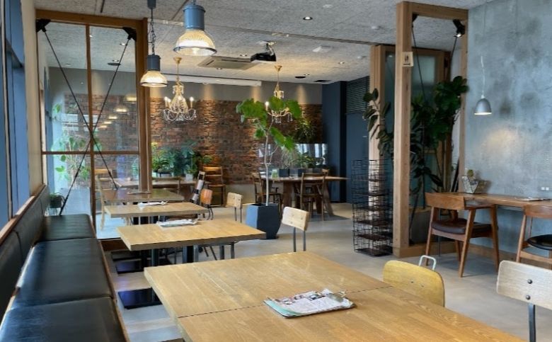 cafe LEON（姫原）の店内