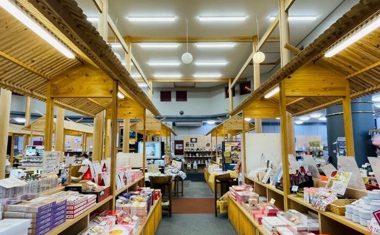 お土産や店内