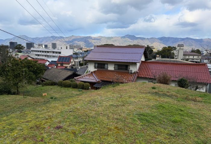 山の上に見えるけど、実は市街地